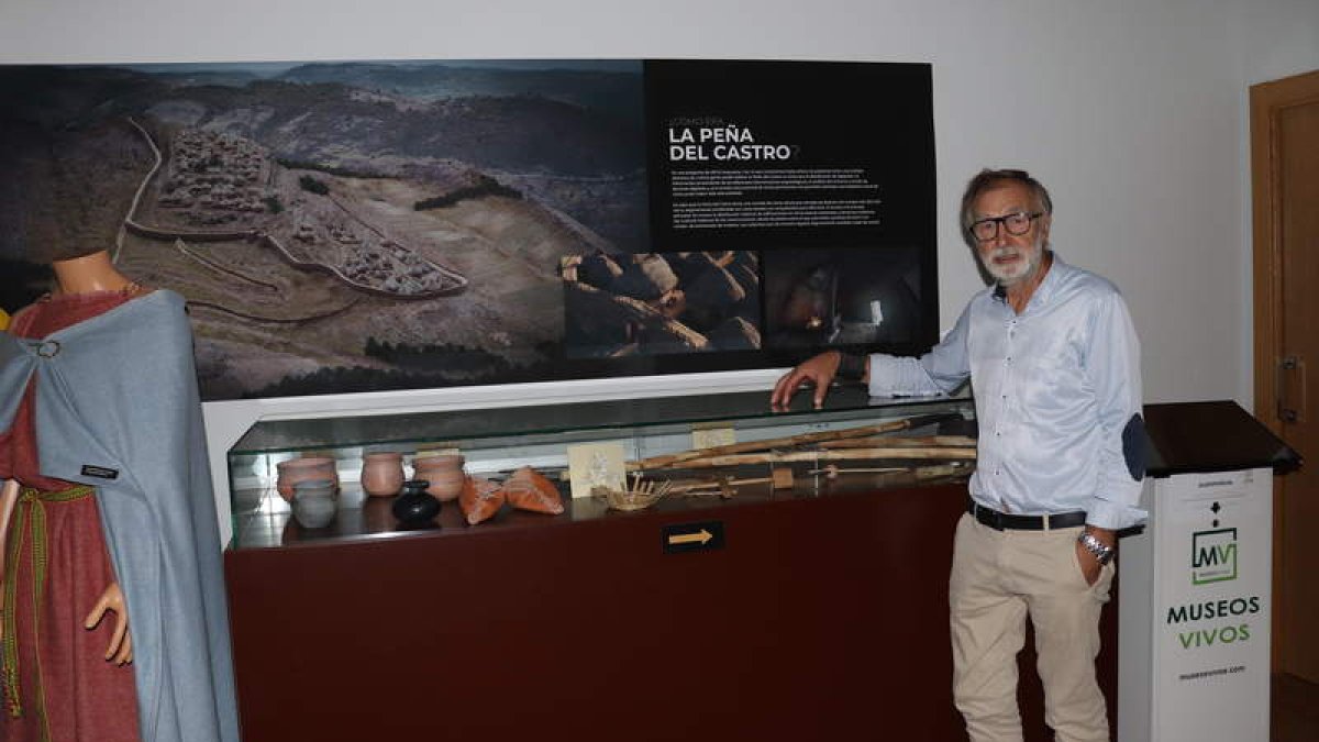El alcalde Ignacio Robles junto a la recreación de la aldea de La Peña del Castro. CAMPOS