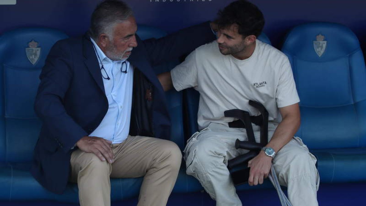 Nacho Castillo explica al presidente de la Deportiva cómo se lesionó en la previa del Deportiva-Real.  AFB