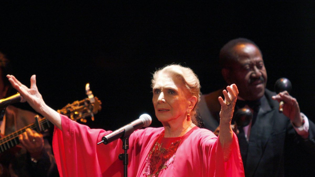 Imagen de archivo de la cantante María Dolores Pradera durante un concierto. EFE/A.Carrasco Ragel