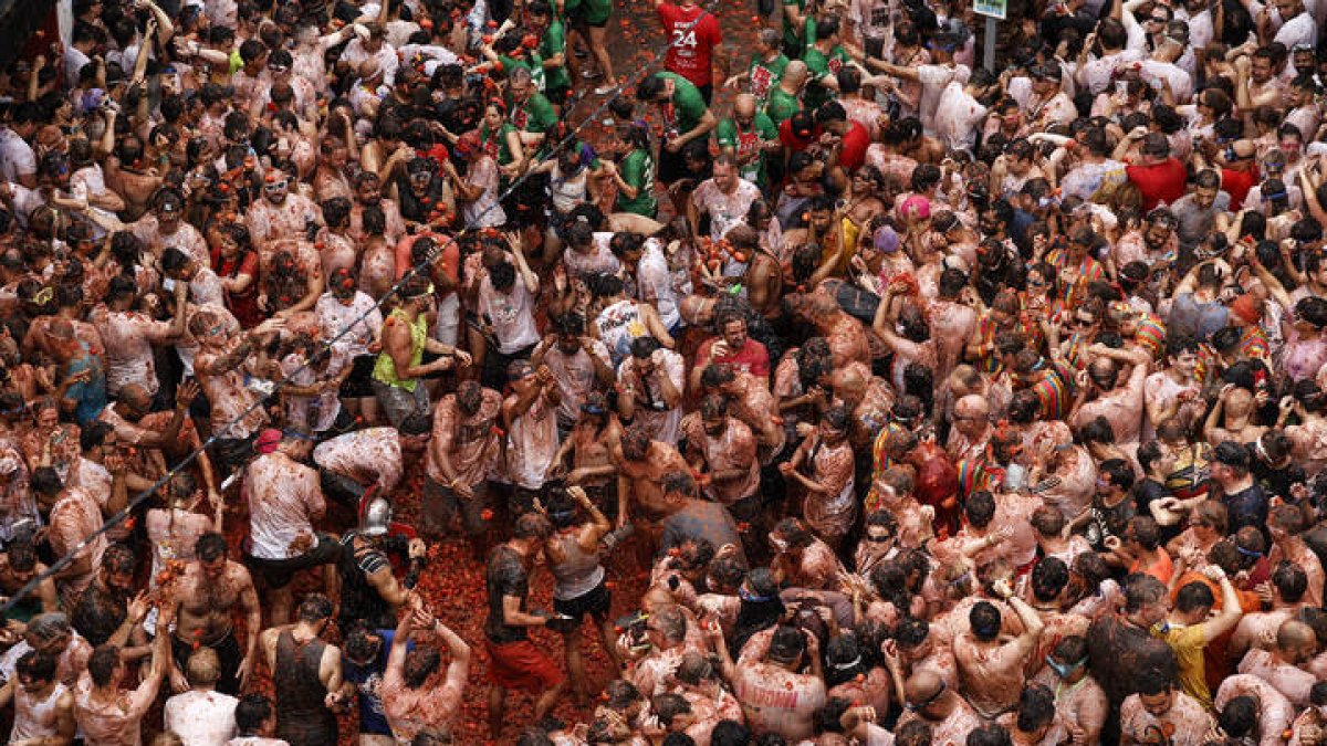 La localidad valenciana de Buñol celebra su mundialmente conocida Tomatina, una tradicional 