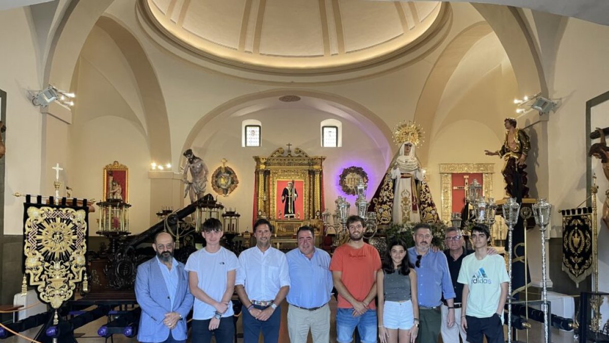Antonio Barreñada, Sergio González y Abilio Guerrero, junto a miembros del grupo joven