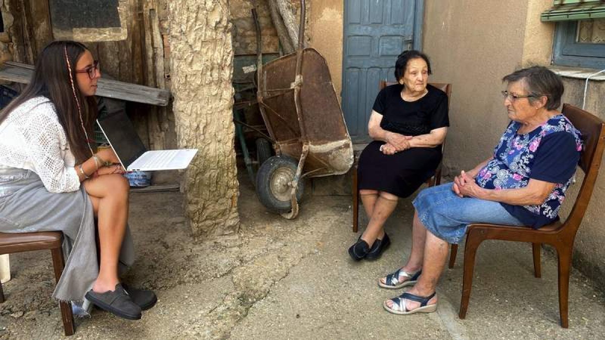 La estudiante intercambia impresiones con dos vecinas.  DL