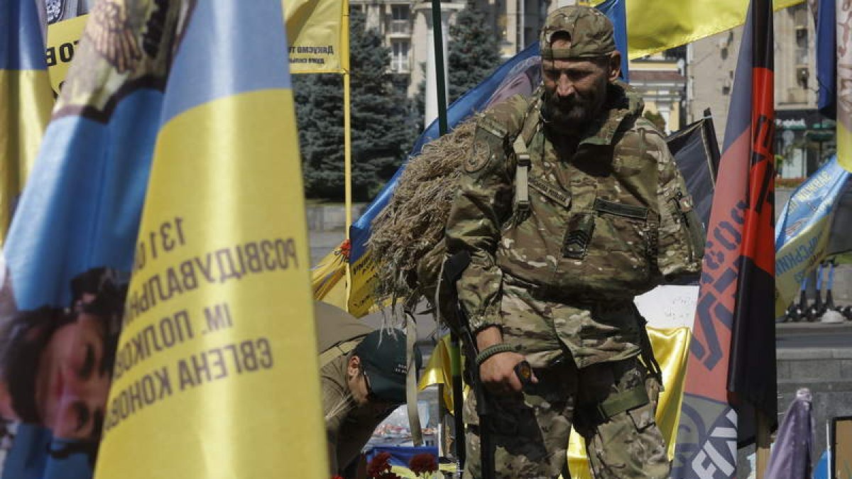Un soldado herido y sin brazo ayer, entre las banderas ucranianas. SERGEY DOLZHENKO