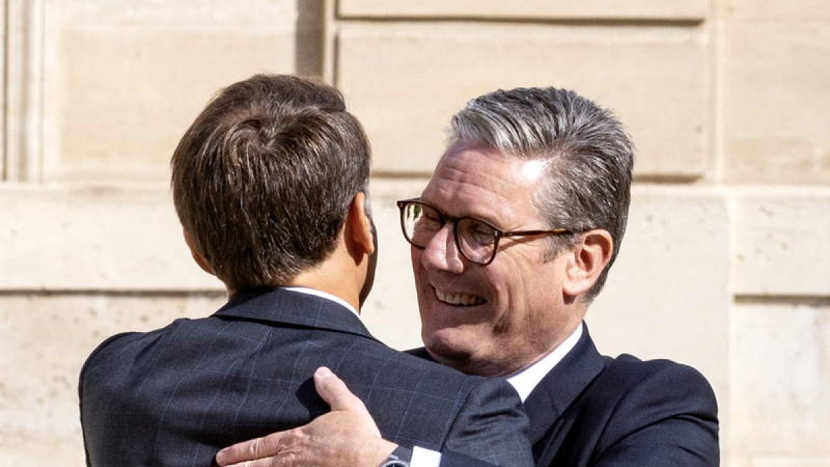 Macron y Starmer se abrazan ayer, en el Elíseo.  ANDRE PAIN