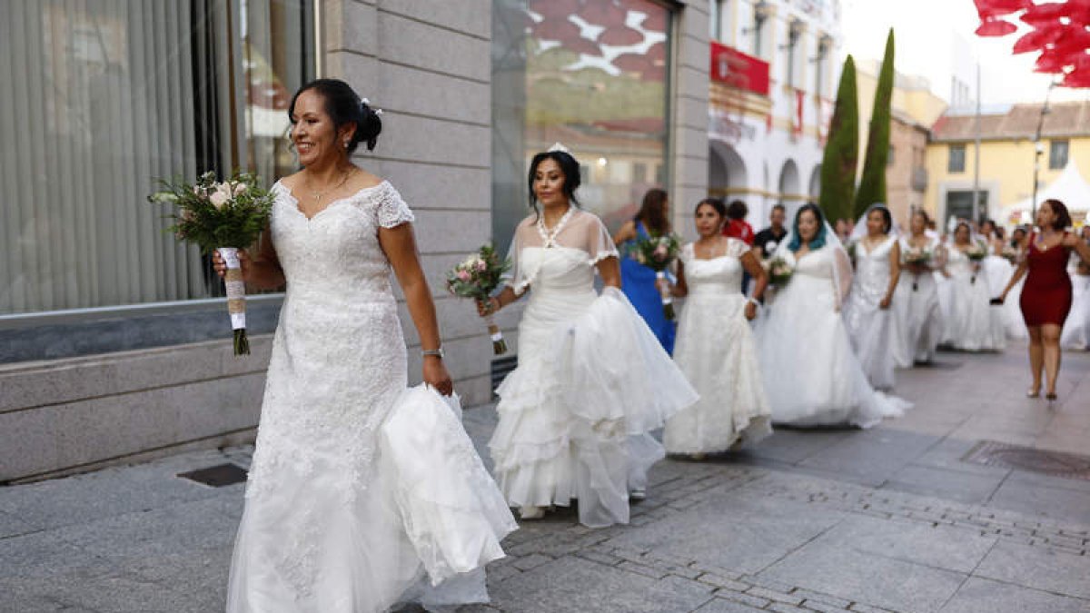 El grupo de novias de la primera macroboda celebrada en España. RODRIGO JIMÉNEZ