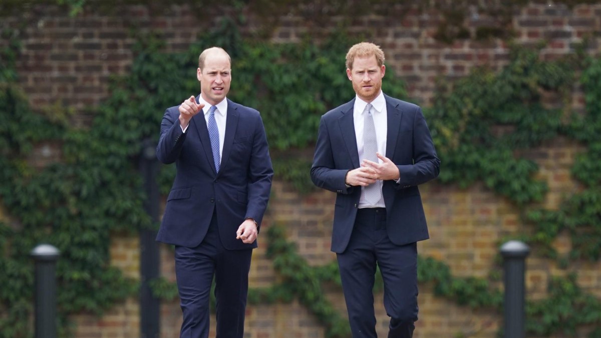El príncipe Guillermo, duque de Cambridge (izq.) y su hermano Enrrique en julio de 2021. EFE/EPA/Yui Mok / POOL NO SALES