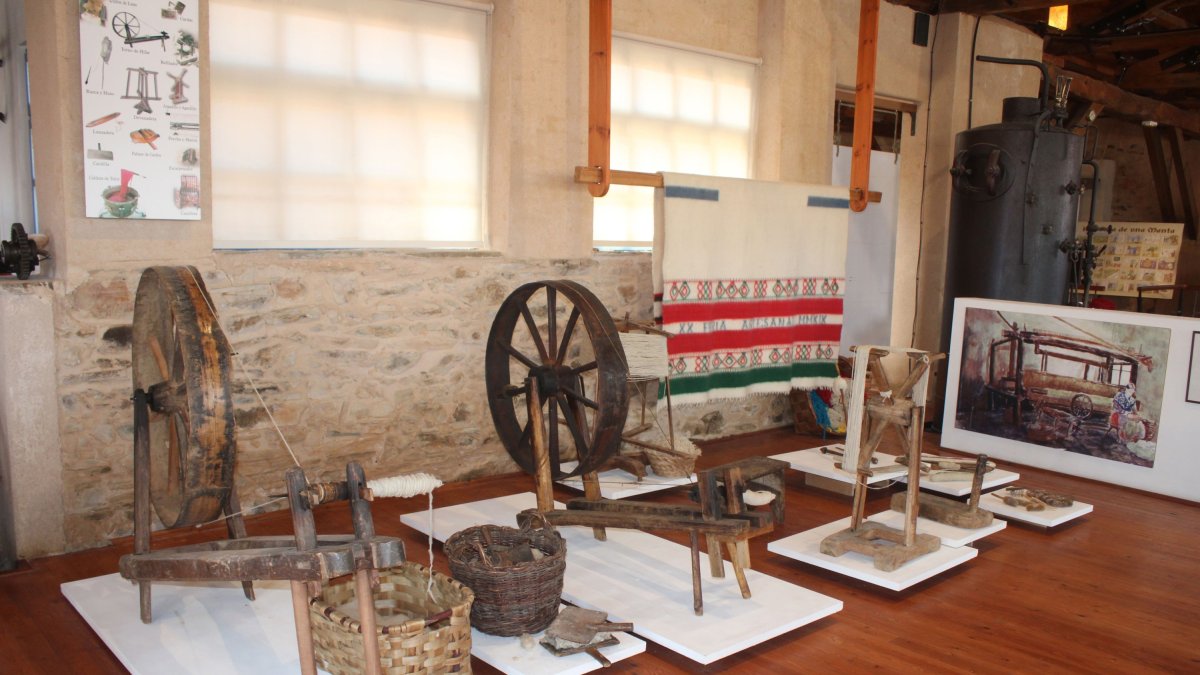 Algunas de las máquinas expuestas en el Museo Textil de Val de San Lorenzo (León)