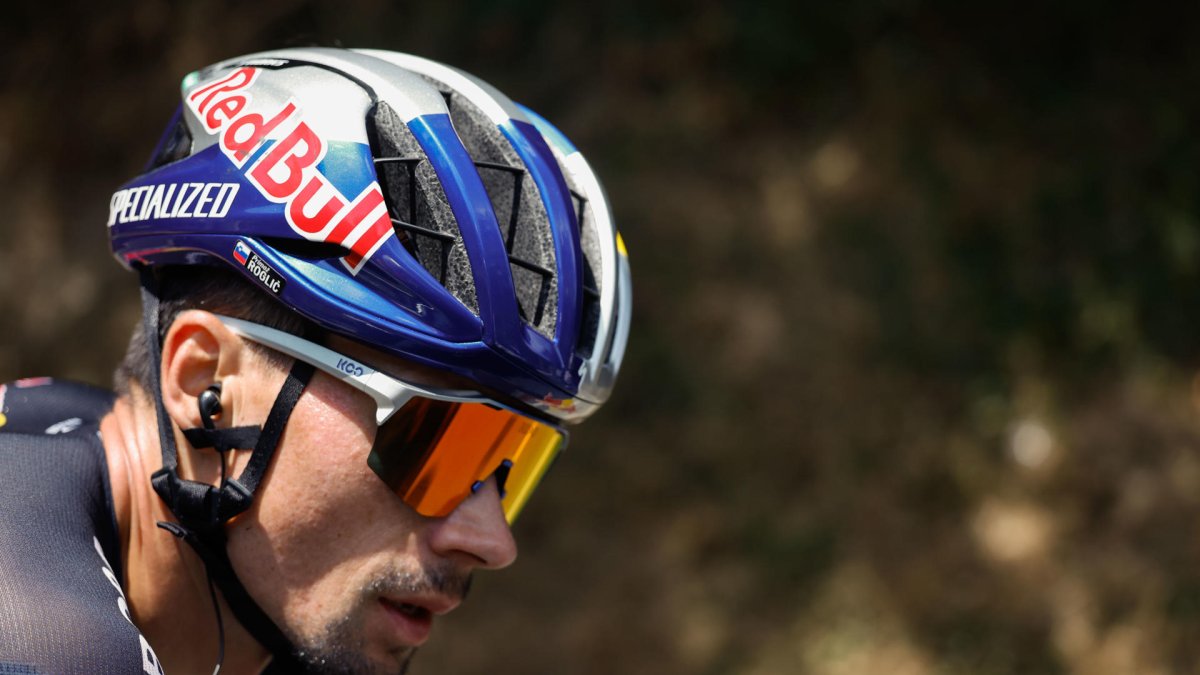 El esloveno Primoz Roglic durante la disputa de la etapa de este viernes entre Lugo y el Puerto de Ancares. Javier Lizón