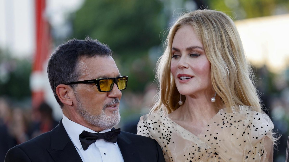 La actriz australiana Nicole Kidman (derecha) y el actor español Antonio Banderas llegan para el estreno de 'Babygirl' durante el 81 ° Festival de Cine de Venecia en Venecia. EFE/EPA/FABIO FRUSTAC