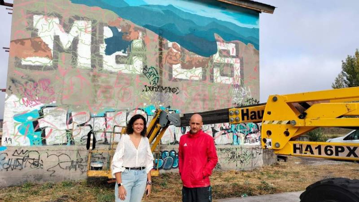 Lidia Coca, en su visita a la zona donde se pintará el mural. DL