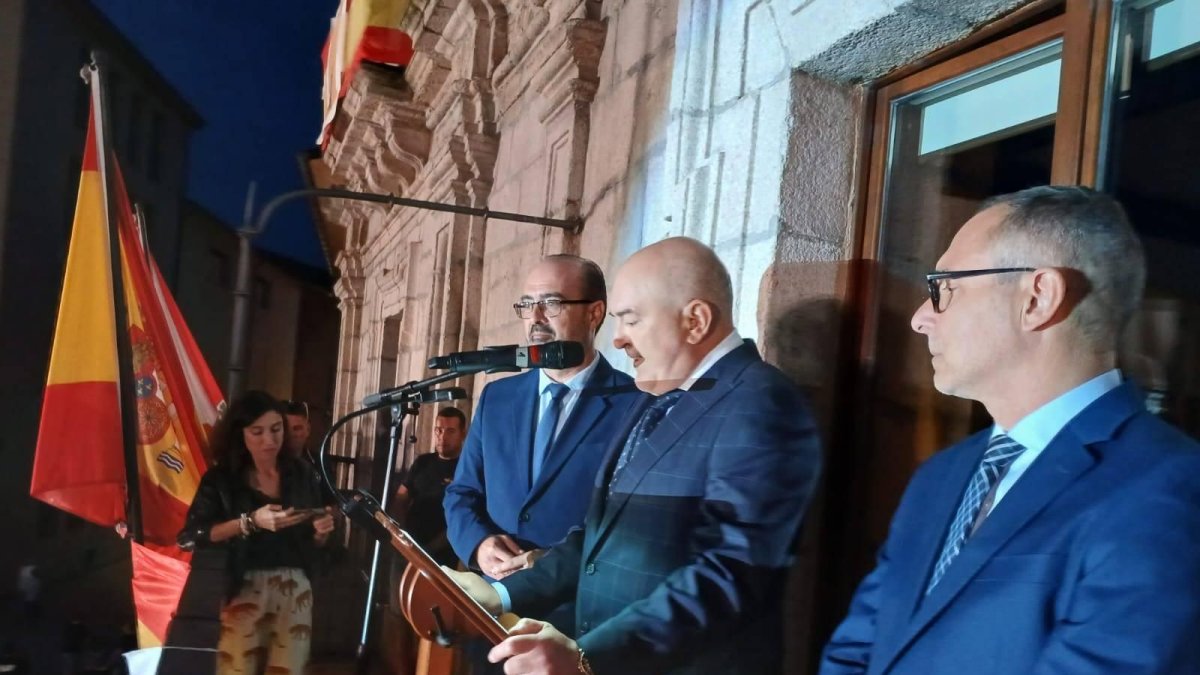 El doctor Valle Folgueral, en su pregón desde el balcón del Ayuntamiento de Ponferrada.