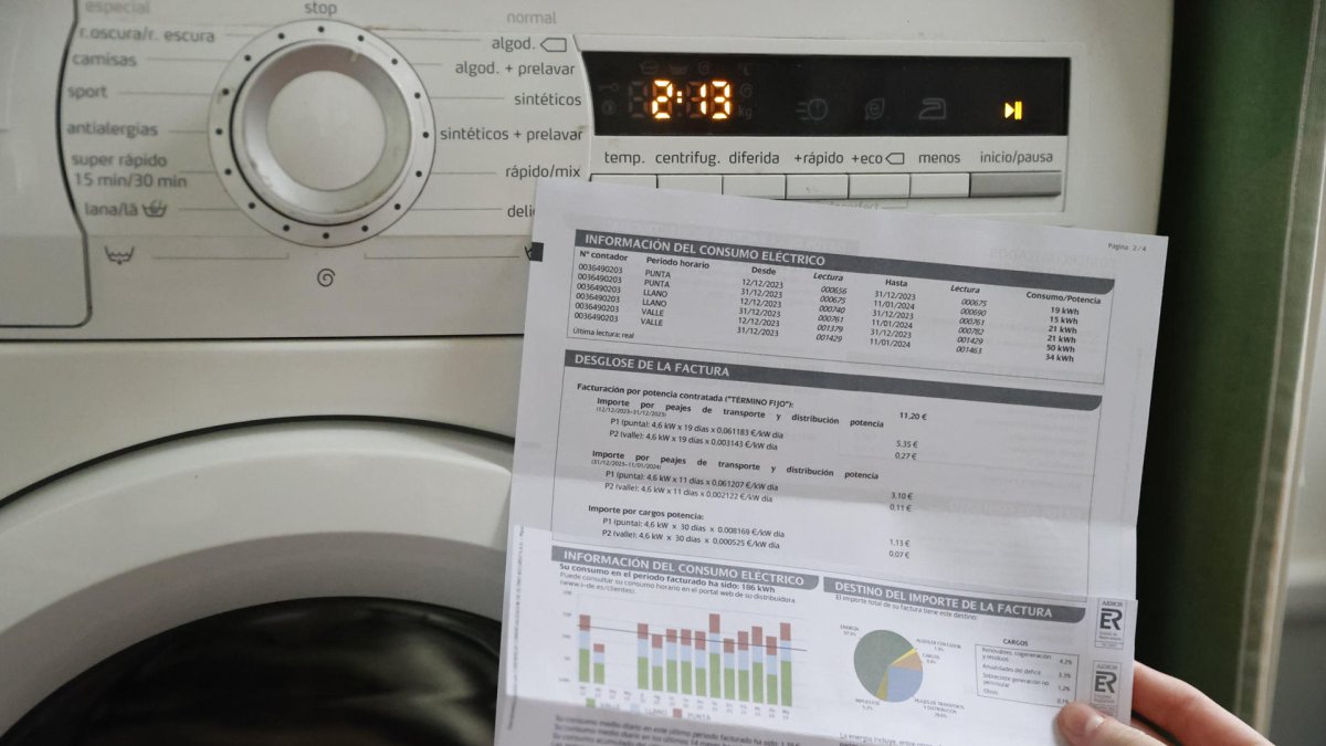 Imagen de archivo de una factura de un hogar. EFE/Luis Tejido