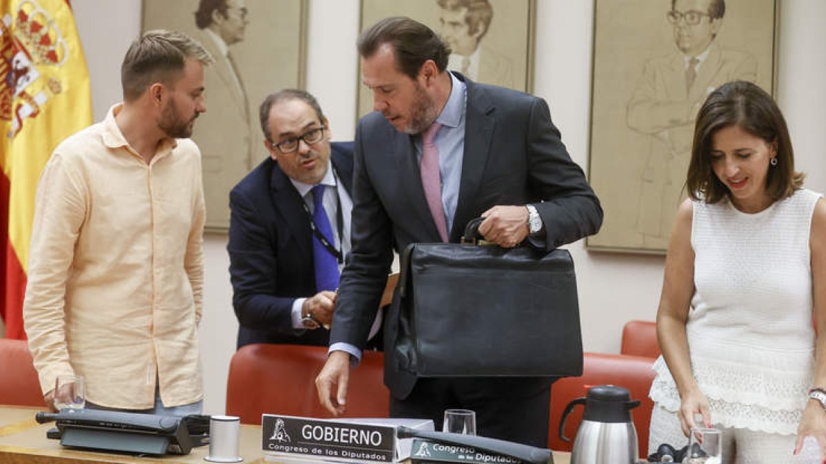 Óscar Puente comparece ante la Comisión de Transporte del Congreso el jueves.  FERNANDO ALVARADO