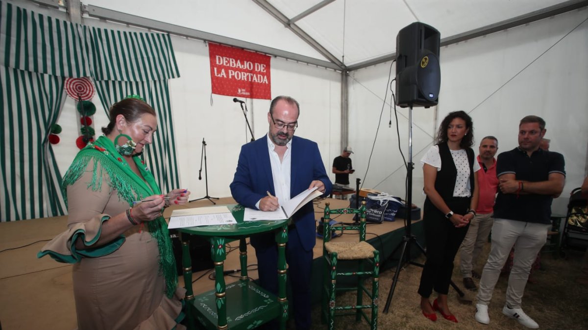 Marco Morala firmó la autorización de la caseta de la Casa de Andalucía.