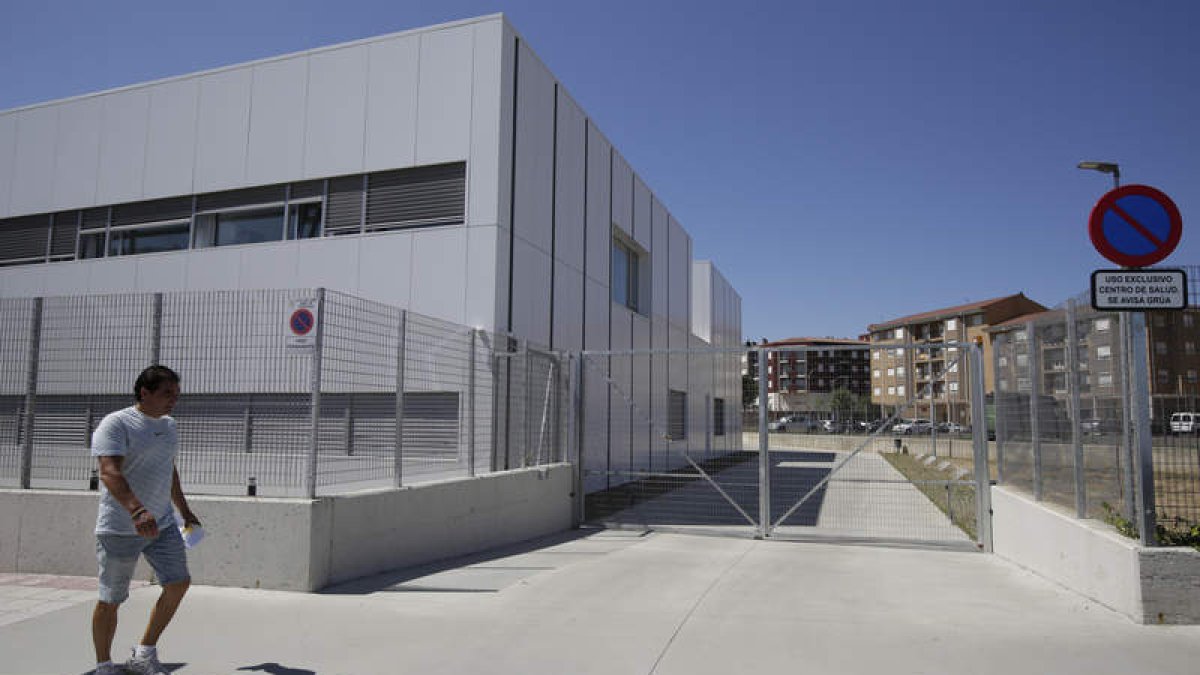 Un paciente sale del centro de salud de El Ejido. FERNANDO OTERO