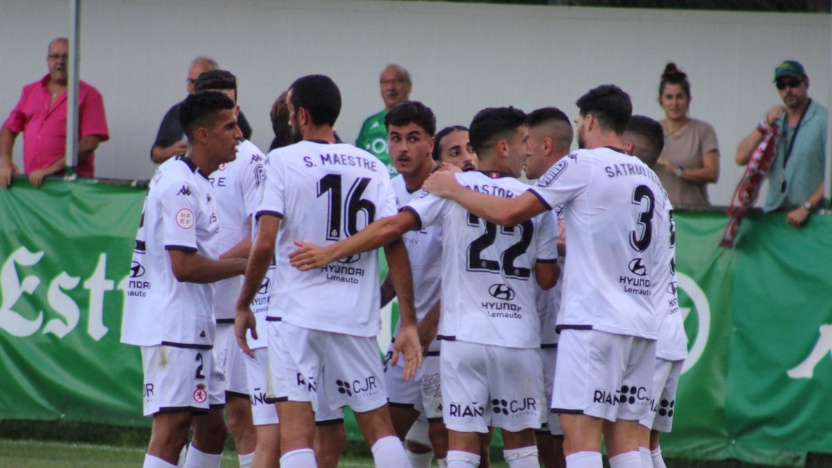 La Cultural celebra el gol anotado por Antón Escobar que supone la segunda victoria tras dos partidos jugados con la portería de Bañuz a cero.