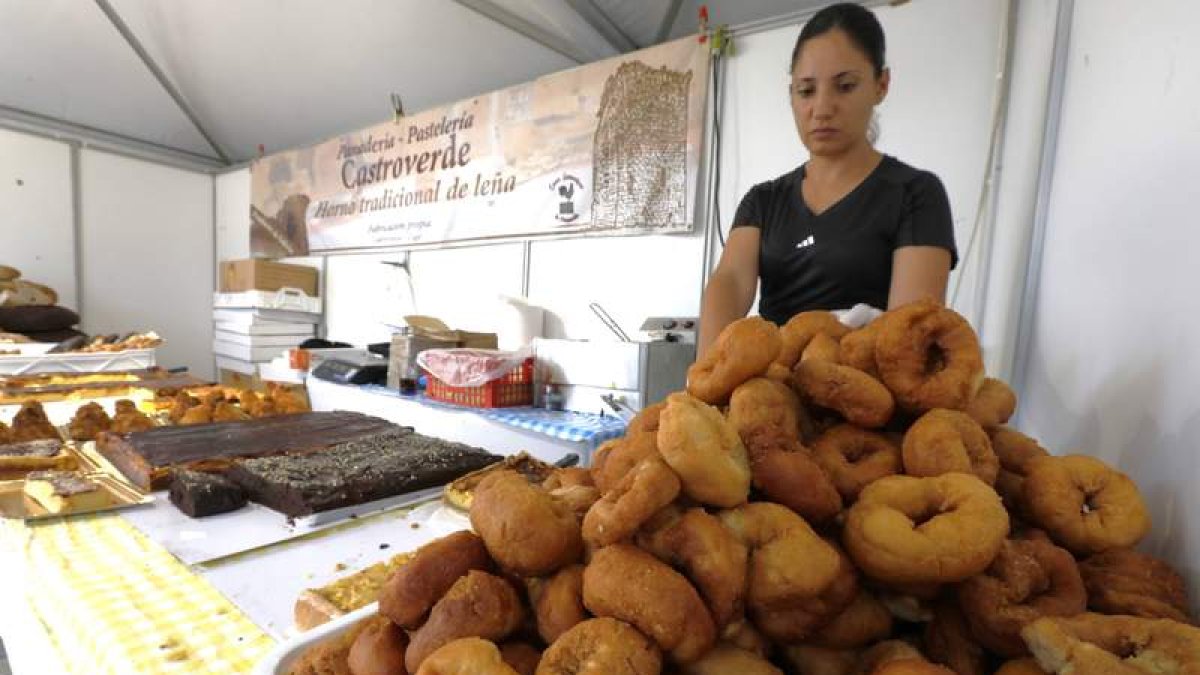 Uno de los puestos en la Feria del Dulce de Benavides.  RAMIRO