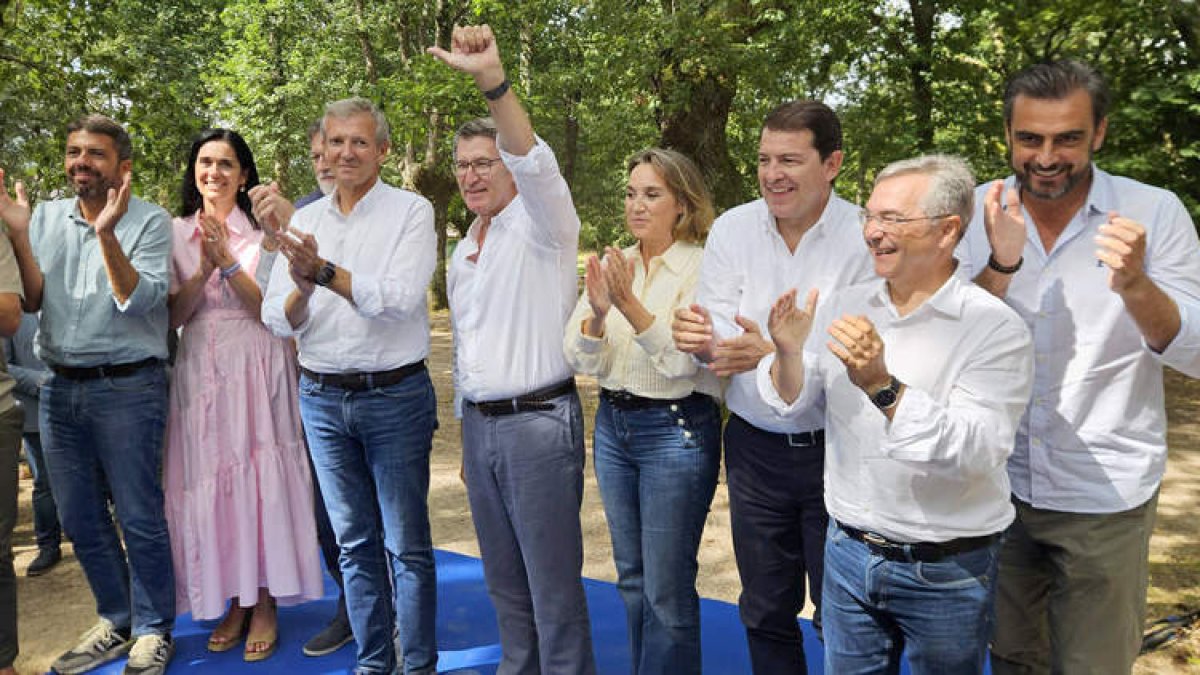 Feijóo, con direigentes del PP y algunos de sus barones, incluido Mañueco, ayer en Cotobade (Pontevedra). ICAL