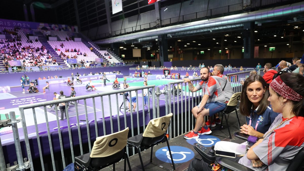 La reina Letizia dialoga con la jugadora de boccia Sara Aller.