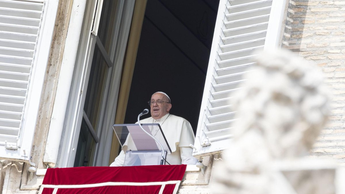 El Papa Francisco dirige el rezo del Ángelus, la tradicional oración del domingo. EFE/EPA/MASSIMO PERCOSSI