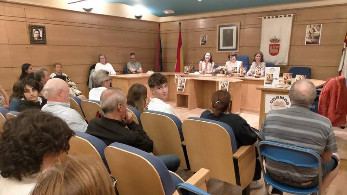 María Lorenzo presentó su libro en Villamanín. DL