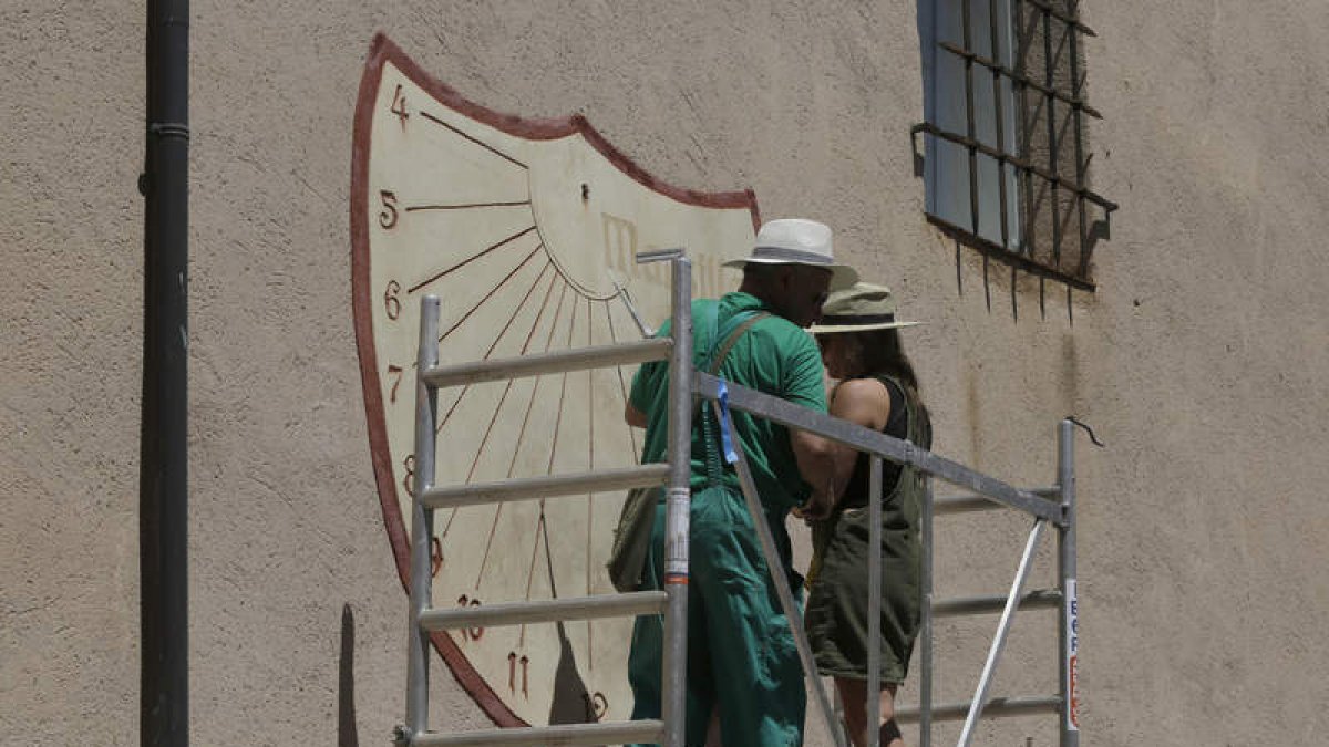 Una especie de escudo enmarca el nuevo reloj de sol sobre la casa de cultura de Mansilla de las Mulas. FERNANDO OTERO