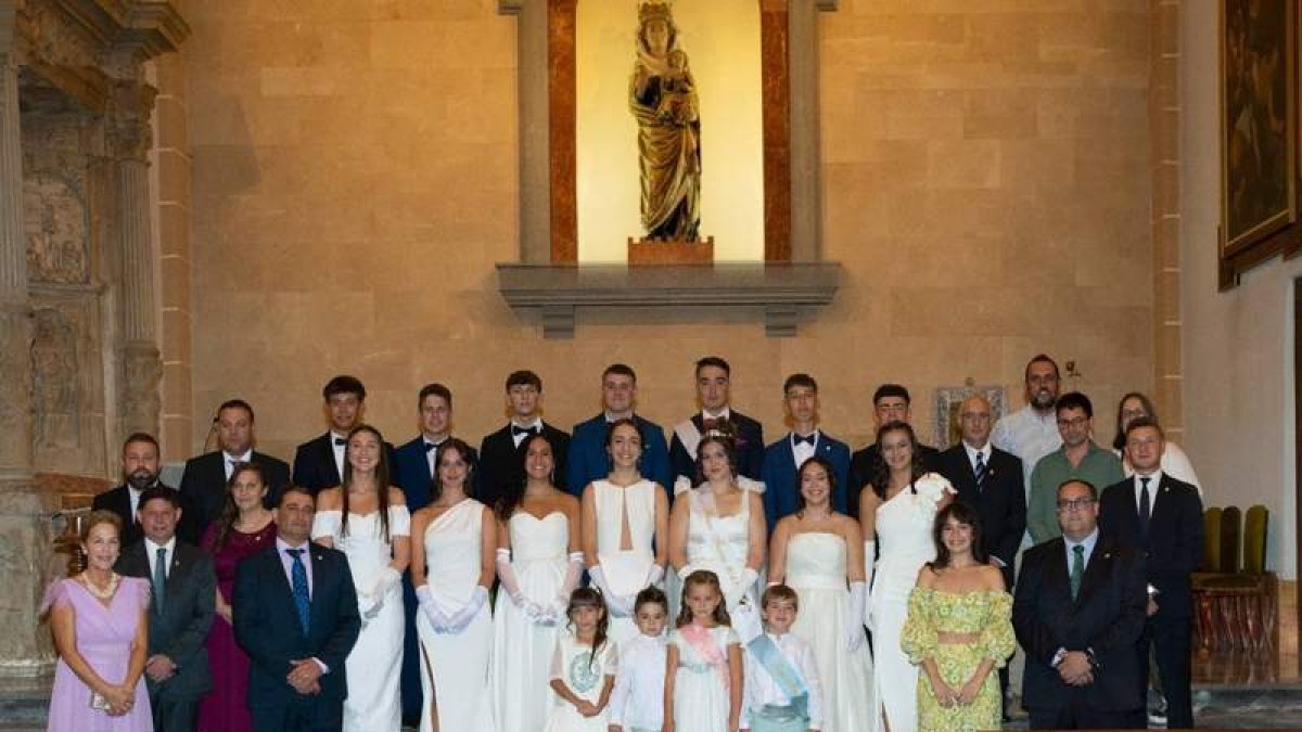 La corporación posa con la reina, rey, damas y pajes de las fiestas ante la Virgen del Castillo.  DL