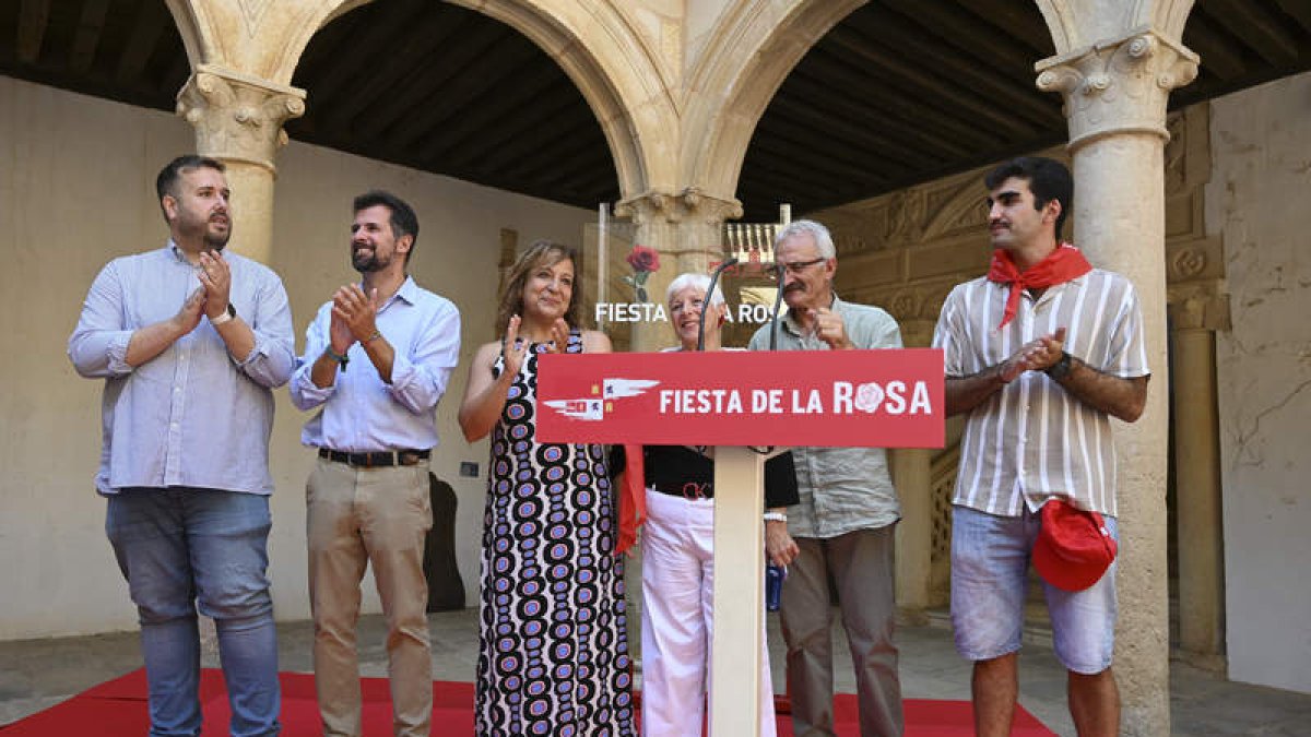García y Tudanca, entre los asistentes al mitin de Grajal. J. CASARES