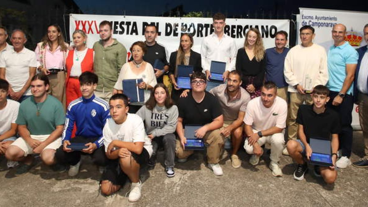 Imagen de familia de los premiados en la Fideber que se desarrolló de nuevo en Camponaraya, en una velada que volvió a ser un éxito de organización y participación. ANA F. BARREDO