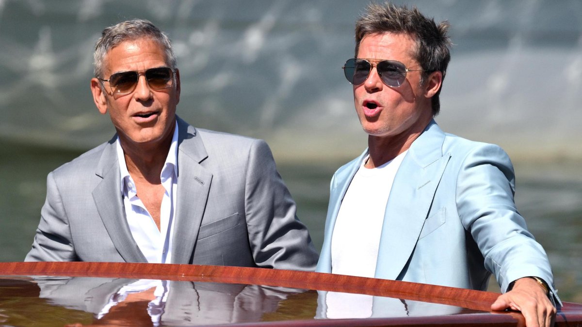 Los actores estadounidenses George Clooney (izq.) y Brad Pitt llegan a la playa de Lido para asistir al Festival Internacional de Cine de Venecia, en Venecia. EFE/ ETTORE FERRARI
