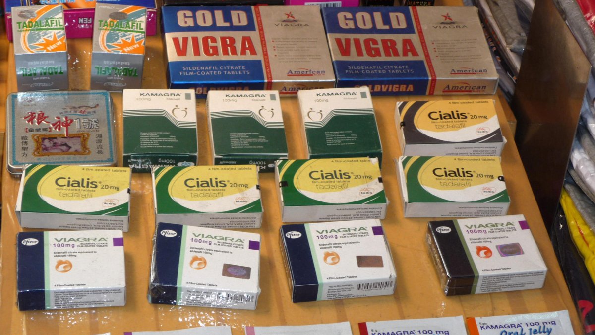 Imagen de archivo de un puesto callejero con cajas con los logotipos de medicamentos contra la disfunción eréctil en Bangkok (Tailandia) que atraen a numerosos turistas, quienes los adquieren sin ningún tipo de control. EFE/Noel Caballero