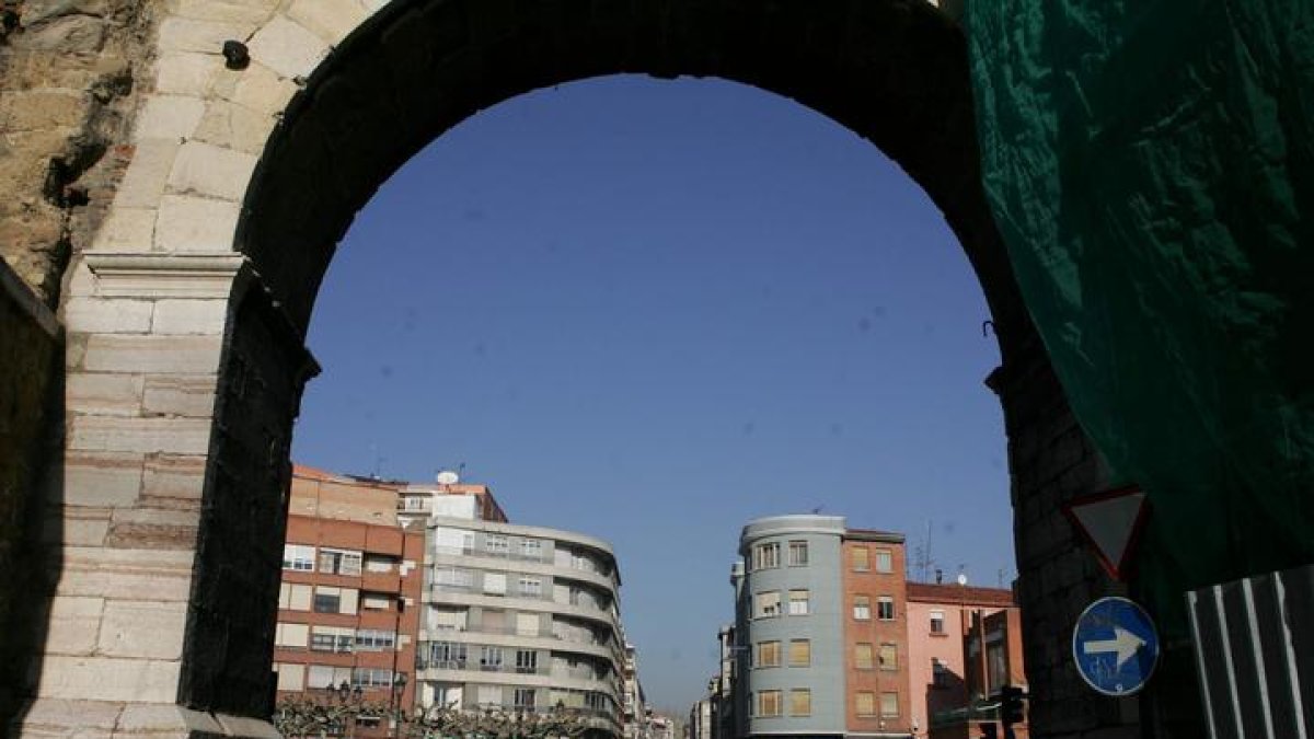 Vista de San Mamés desde la plaza del Espolón.
