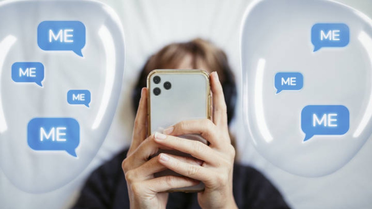 Una persona consulta su teléfono móvil.