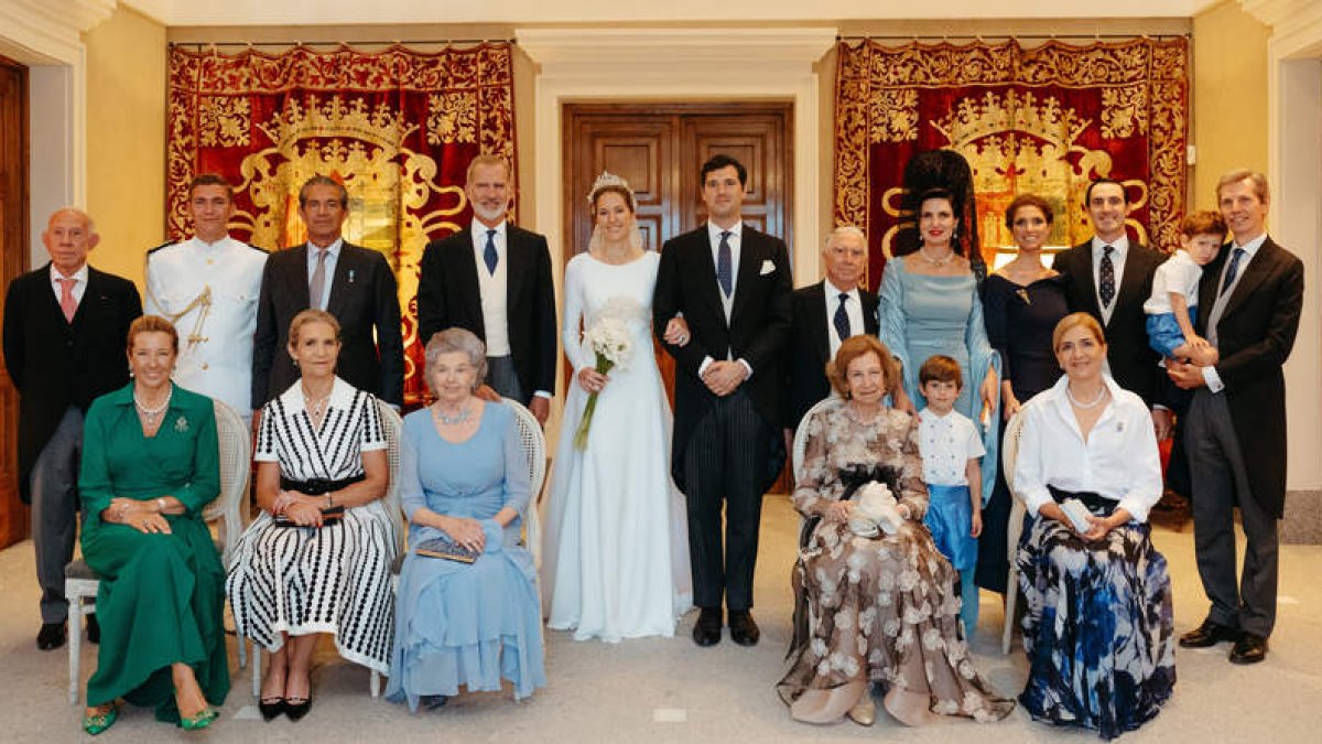 El Rey aparece de pie en una foto con sus dos hermanas y su madre, la reina emérita Doña Sofía. BIBIANA FIERRO