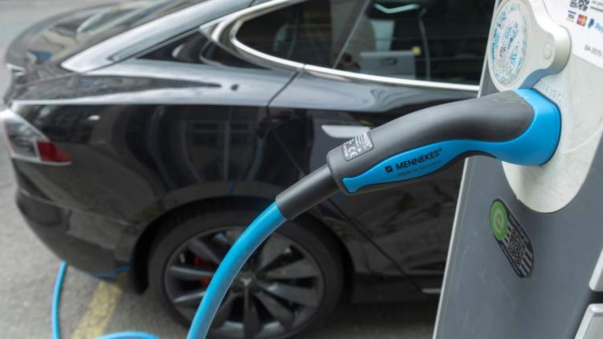 Un enchufe a un coche eléctrico. efe