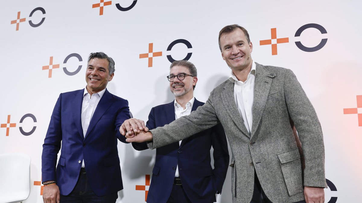 El consejero delegado de Orange-MásMóvil, Meinrad Spenger (d), el director general de operaciones, Germán López (i), y el director financiero, Ludovic Pech (c), durante la presentación el pasado abril de Masorange (+O), empresa de telecomunicaciones que nació de la fusión de Orange y MásMóvil. 