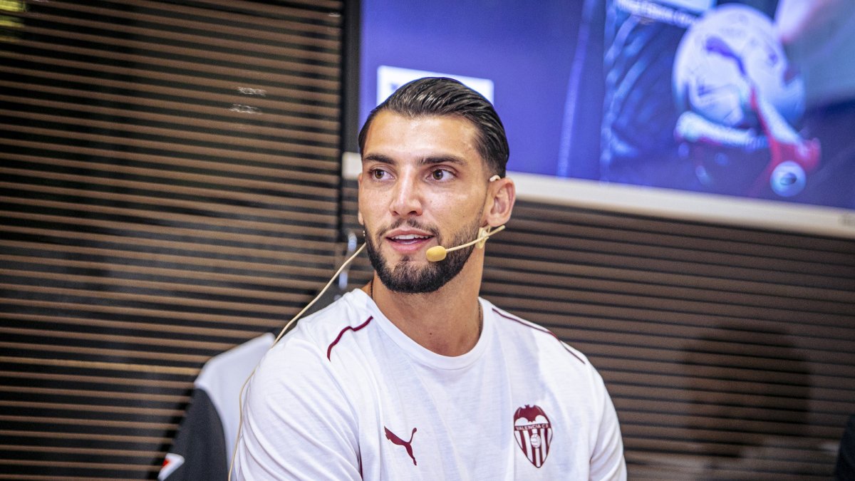 Archivo - Rafa Mir, futbolista del Valencia CF