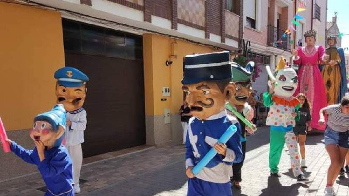 Los populares gigantes y cabezudos no faltarán en las fiestas.  DL