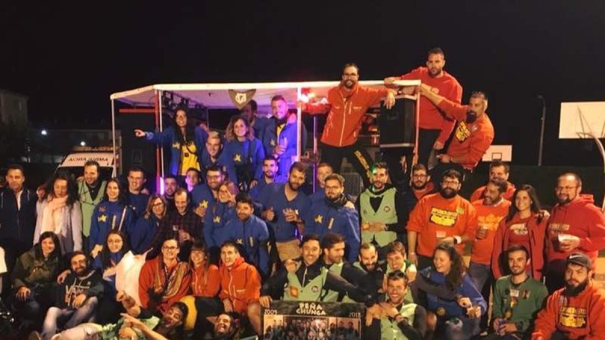 Las peñas son una parte muy importante de las fiestas. DL