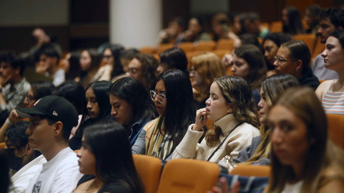 Los estudiantes, a su llegada a León. ÁNGELOPEZ
