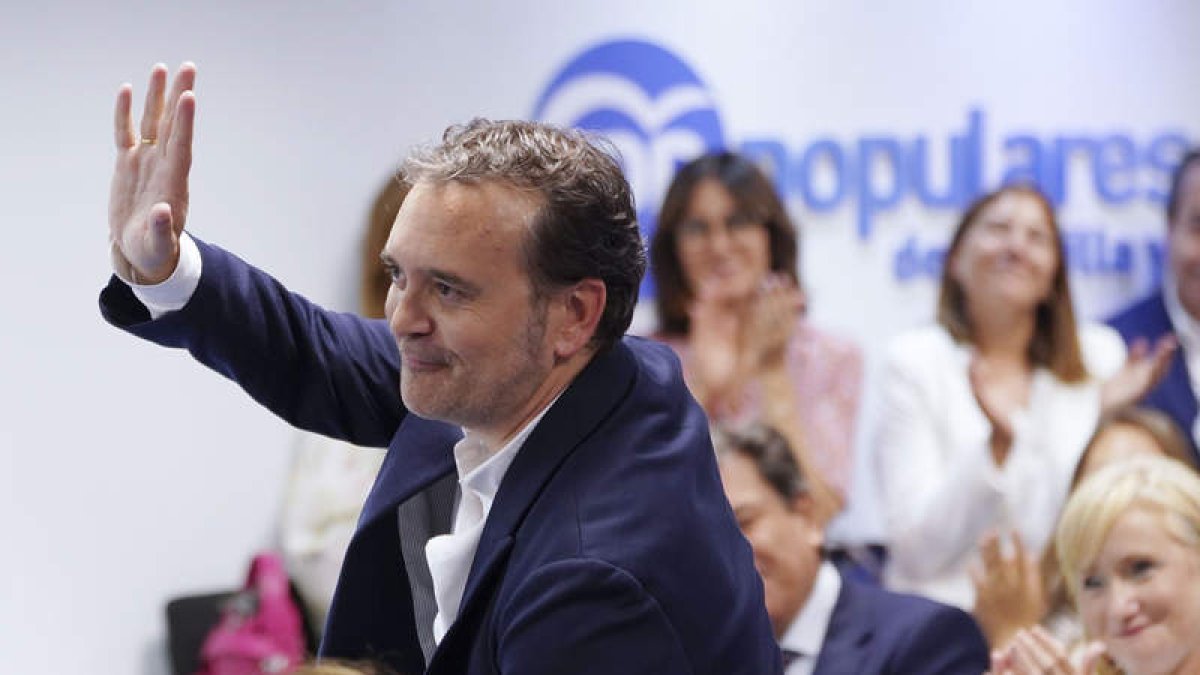 El nuevo portavoz del PP en las Cortes, saluda en el comité autonómico en Valladolid.  EFE