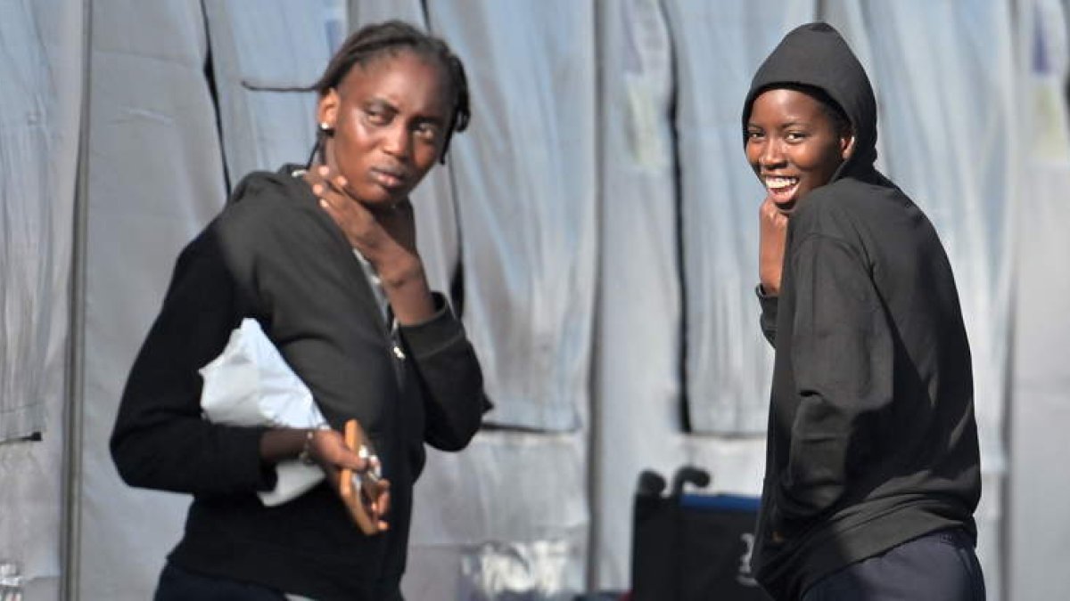 Dos menores migrantes rescatadas por Salvamento Marítimo en la isla del Hierro. GELMERT FINOL