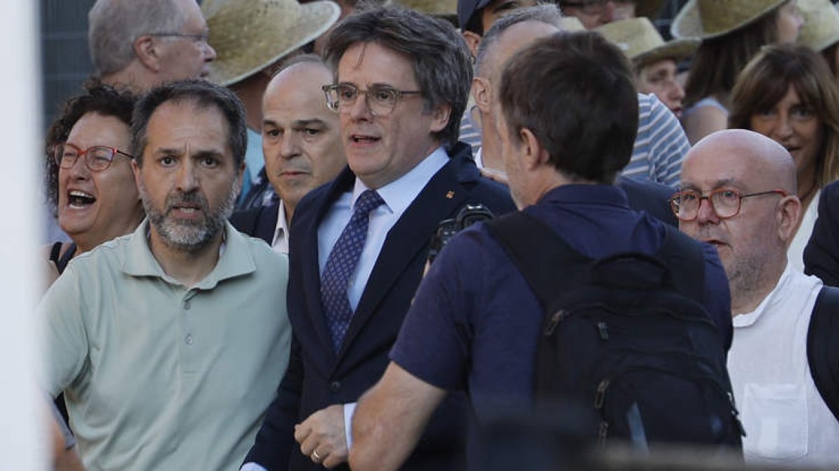 Carles Puigdemont a las inmediaciones del Palau de la Generalitat de Catalunya.  ALBERTO ESTEVEZ