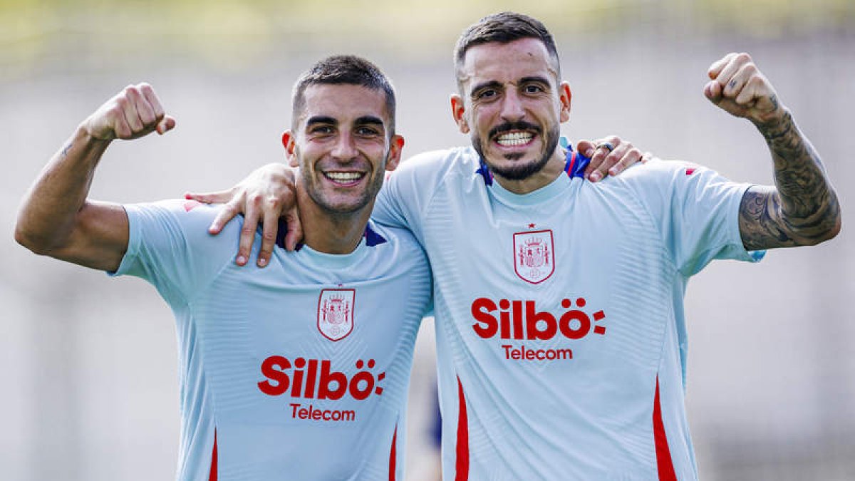 Ferrán Torres y Joselu, en el entrenamiento realizado este martes en la Ciudad del Fútbol.  PABLO GARCÍA