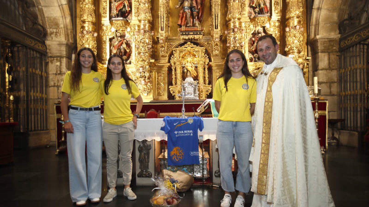 Momento de la ofrenda del CD Olímpico de León a San Marcelo, patrono de la ciudad de León. ÁNGELOPEZ