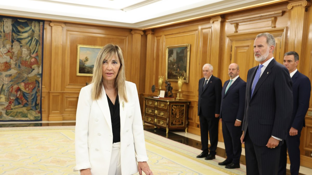 La nueva presidenta del Tribunal Supremo y del Consejo General del Poder Judicial, María Isabel Perelló Doménech, promete su cargo ante el Rey Felipe VI