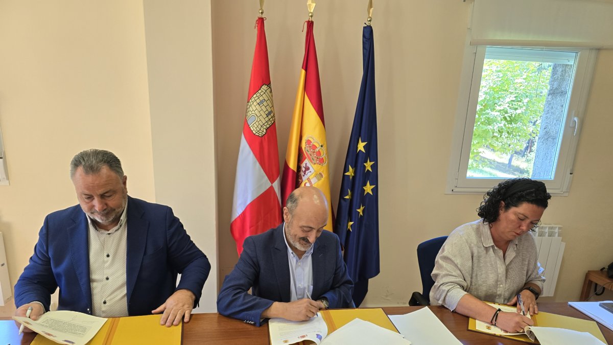 Eduardo Morán, de la Mancomunidad del Agua del Bierzo, José Antonio Quiroga, presidente de la CHMS, y la alcaldesa de Cacabelos, Irene González