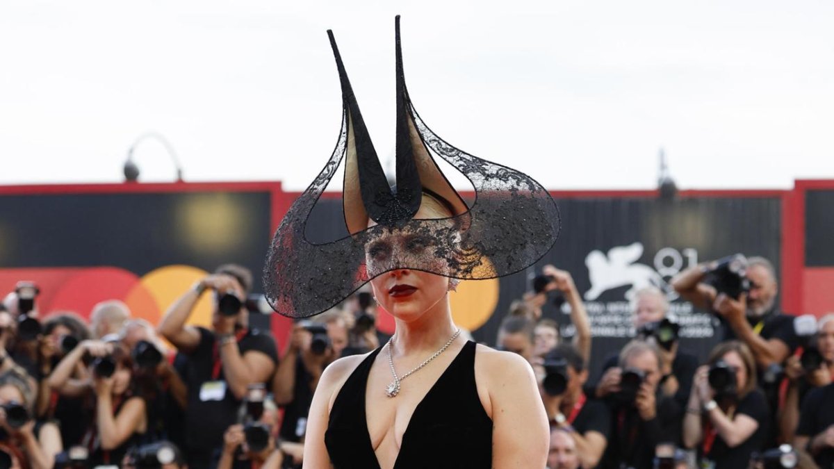 Lady gaga debuta en el tudum de netflix como parte del elenco de 'wednesday'