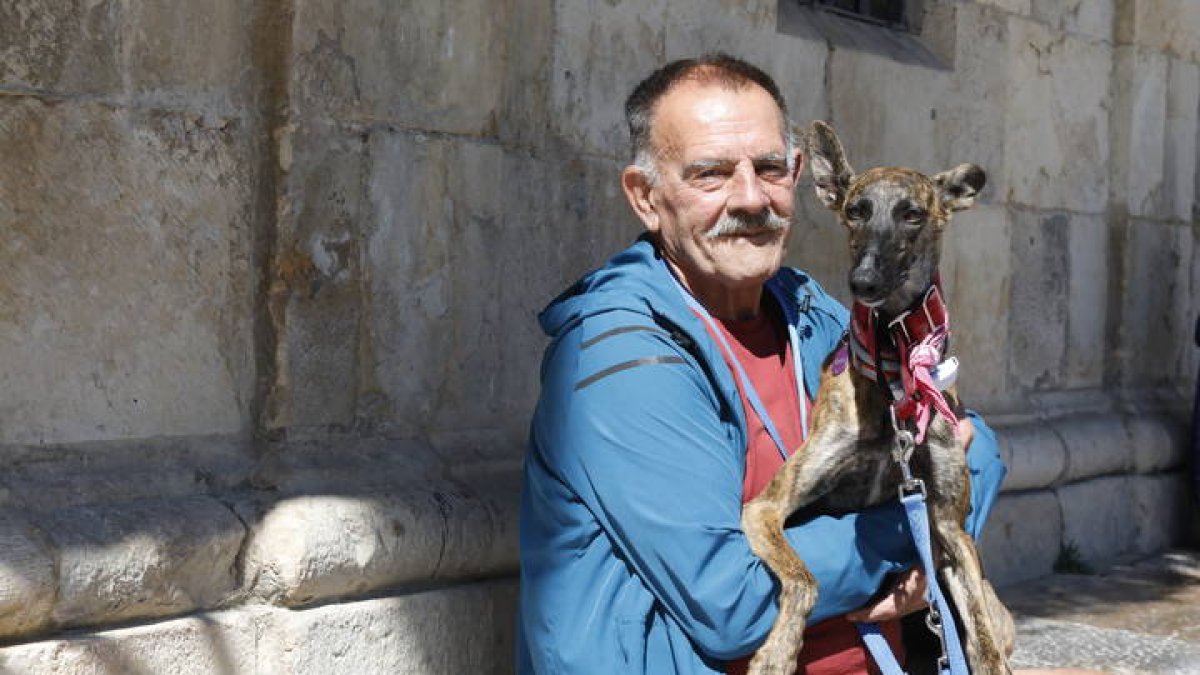 Jordi Mestre con Senda ayer, en la Plaza Mayor de León.