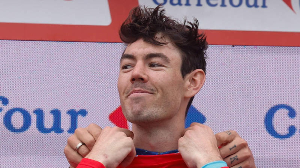 O’Connor se resiste a que alguien le quite la maglia roja.  JAVIER LIZÓN